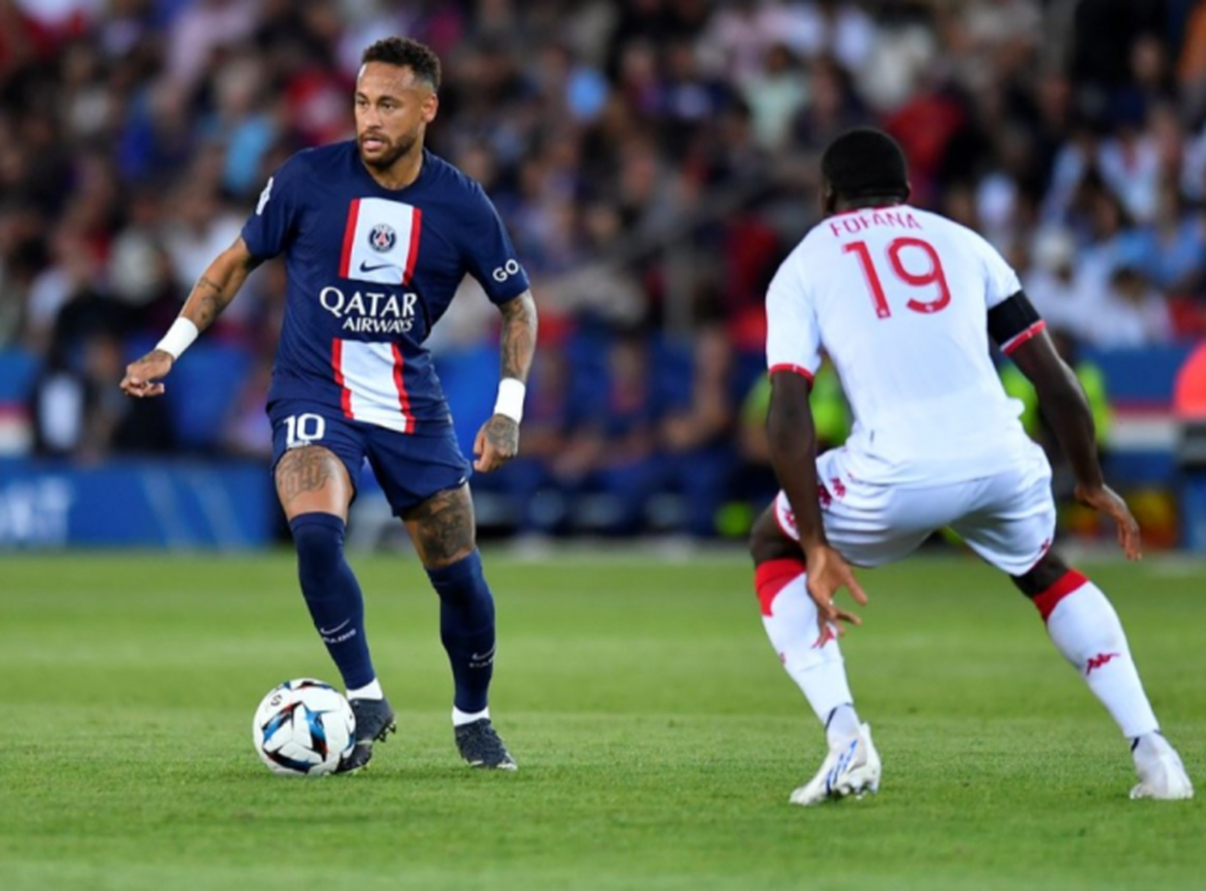 包含巴黎圣日耳曼不断突破！，内马尔连续二十场比赛得分超过战术调整上演精彩一战的词条