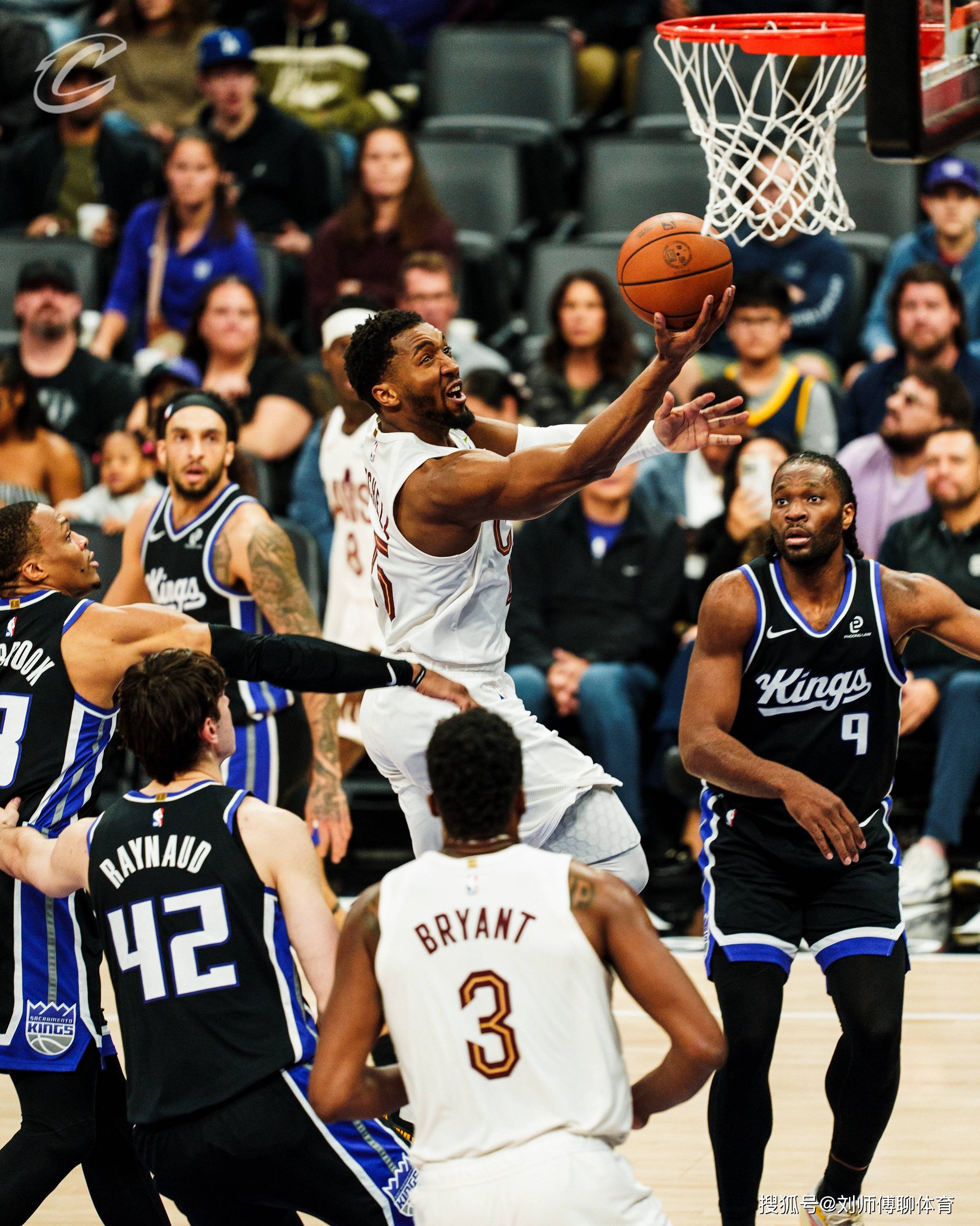 雷火电竞-哈登回归赛场，出色防守首场状态亮眼，美国队观众沸腾！的简单介绍