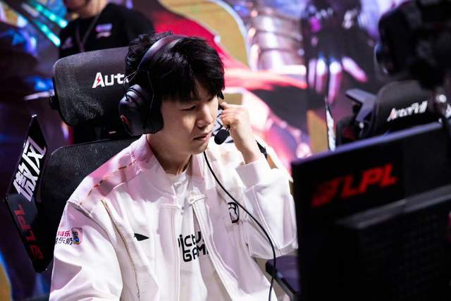 雷火竞技-TheShy回归赛场，大胜首场状态亮眼，C9观众沸腾！的简单介绍