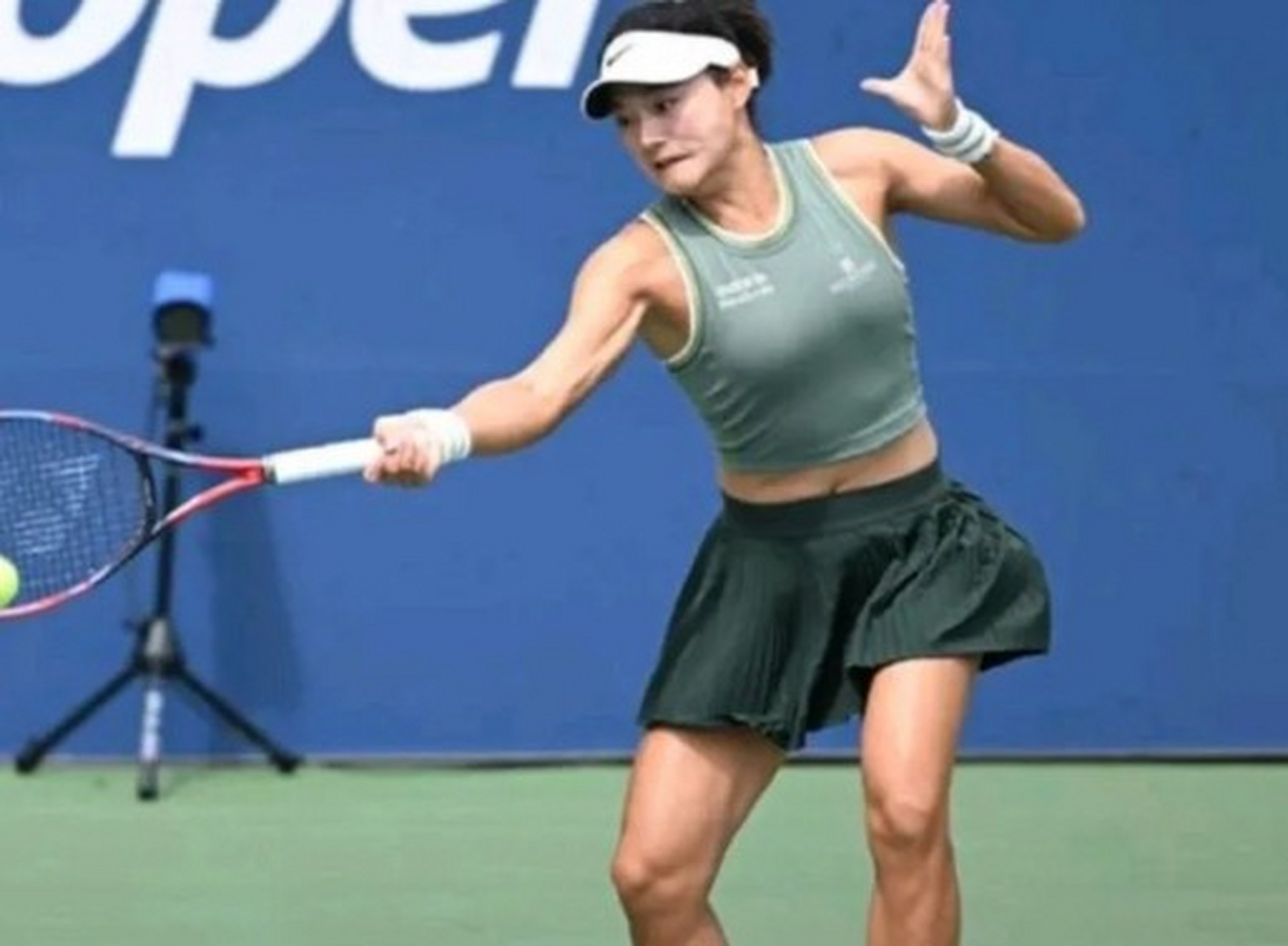 雷火竞技-包含阿扎伦卡爆冷击败中国队，战术调整引爆全场！的词条